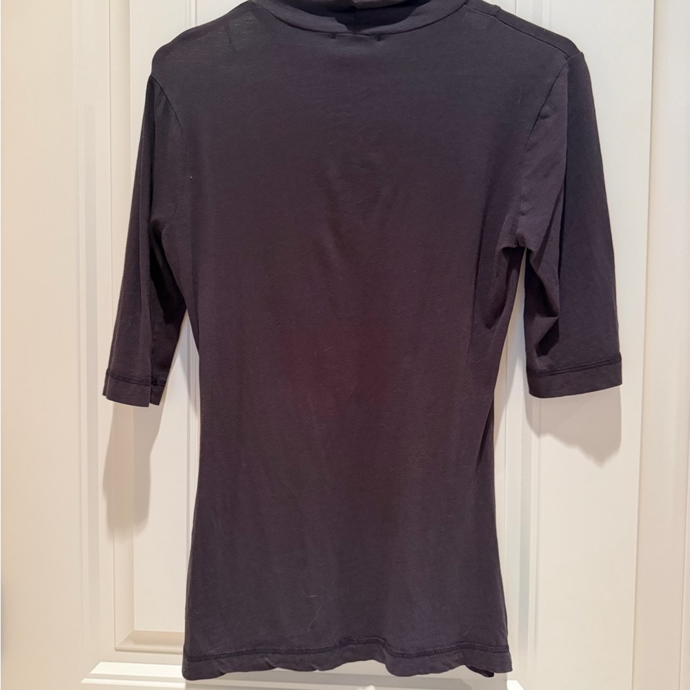 10/10$. Black Turtleneck knit top. Large but fits like a small. - Picture 3 of 5